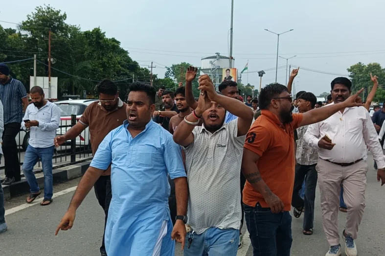 रुद्रपुर में गिरफ्तारी की मांग पर वाल्मीकि समाज का प्रदर्शन, हाईवे जाम; कोतवाली घेराव की चेतावनी