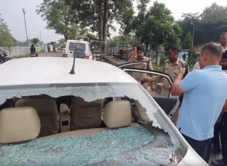 रामनगर में कार सवार युवक पर जानलेवा हमले से हड़कंप, ईंट-पत्थरों से ताबड़तोड़ वार, कार के शीशे टूटे
