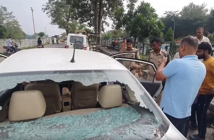 रामनगर में कार सवार युवक पर जानलेवा हमले से हड़कंप, ईंट-पत्थरों से ताबड़तोड़ वार, कार के शीशे टूटे