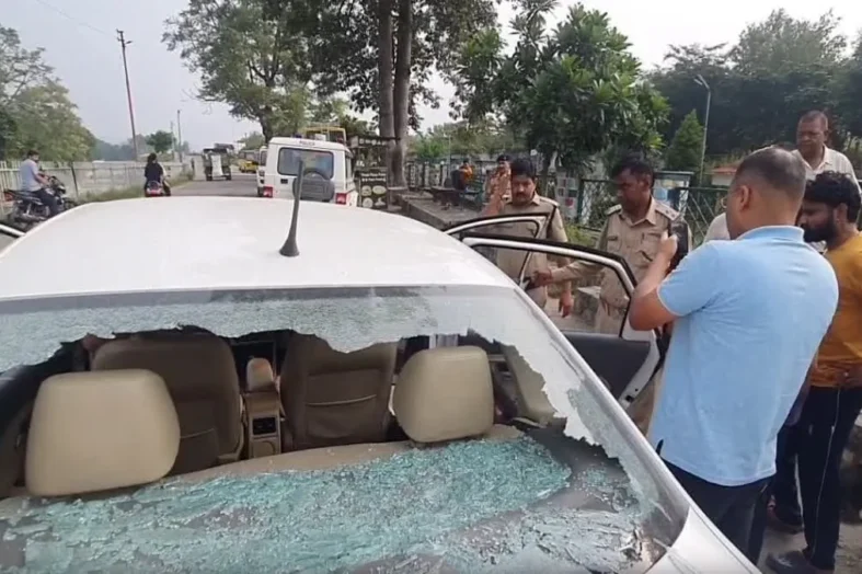 रामनगर में कार सवार युवक पर जानलेवा हमले से हड़कंप, ईंट-पत्थरों से ताबड़तोड़ वार, कार के शीशे टूटे