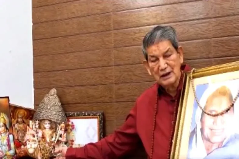 नौकरी के बदले पैसे लेने के आरोपों पर हरदा ने खाई मां की सौगंध, बोले- पैसा लेना तो दूर, किसी की चाय तक नहीं पी