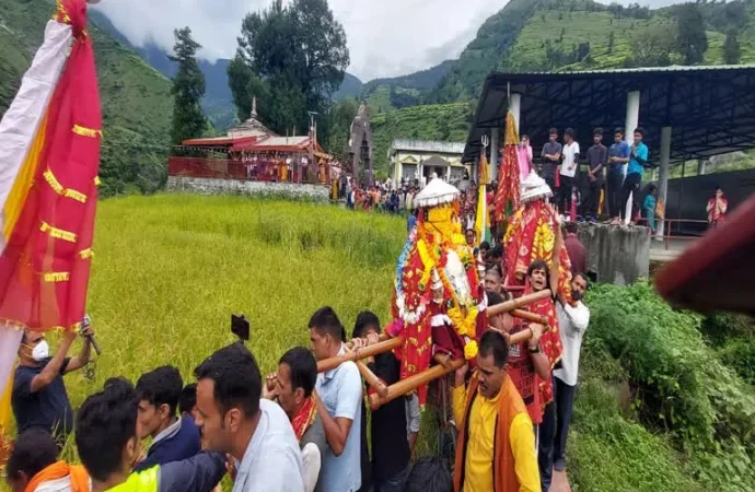 12 साल बाद शुरू हुई मां नंदा देवी की बड़ी जात यात्रा, कुरुड़ से हिमालय की ओर रवाना हुई डोली