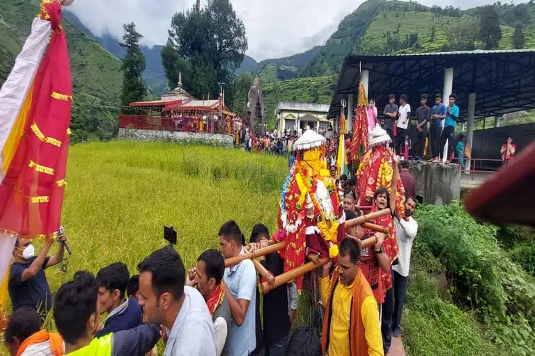 12 साल बाद शुरू हुई मां नंदा देवी की बड़ी जात यात्रा, कुरुड़ से हिमालय की ओर रवाना हुई डोली