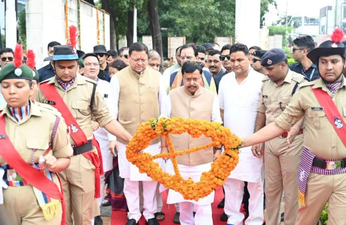 हल्द्वानी में शहीदों को श्रद्धांजलि, पूर्व सैनिकों से संवाद; सैनिक परिवारों के सम्मान को बताया सरकार की प्राथमिकता