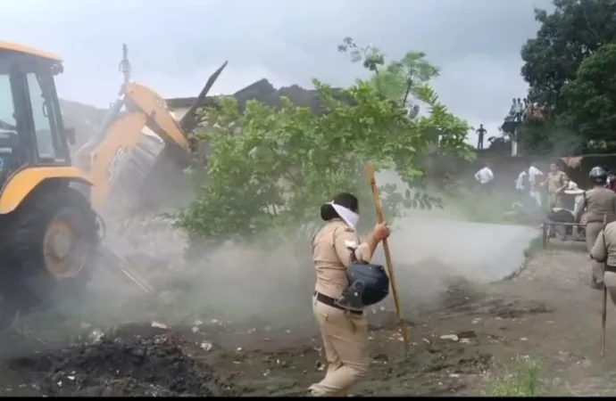 देहरादून: खुशहालपुर में सरकारी जमीन से हटाए अवैध कब्जे, आधा दर्जन से अधिक निर्माण ध्वस्त