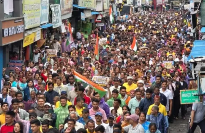 भारी बारिश के बीच बिंदुखत्ता में राजस्व गांव की मांग ने पकड़ा जोर, लालकुआं में उमड़ा जनसैलाब