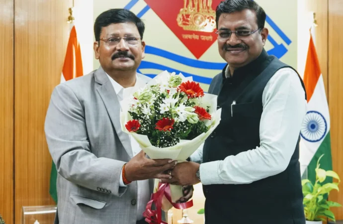 मुख्य सचिव श्री आनन्द बर्द्धन ने बुधवार को सचिवालय में श्री दीपेन्द्र चौधरी को उत्तराखण्ड सेवा का अधिकार आयोग में आयुक्त पद के लिए पद की शपथ दिलाई।