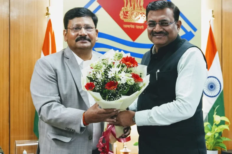 मुख्य सचिव श्री आनन्द बर्द्धन ने बुधवार को सचिवालय में श्री दीपेन्द्र चौधरी को उत्तराखण्ड सेवा का अधिकार आयोग में आयुक्त पद के लिए पद की शपथ दिलाई।
