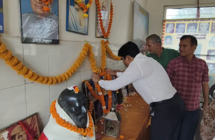 नगर निगम ऋषिकेश में मसूरी गोलीकांड के अमर शहीदों को दी गई भावभीनी श्रद्धांजलि
