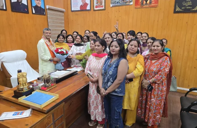 नारी सुरक्षा के लिए मेयर सौरभ थपलियाल का महिला मोर्चा ने किया आभार व्यक्त
