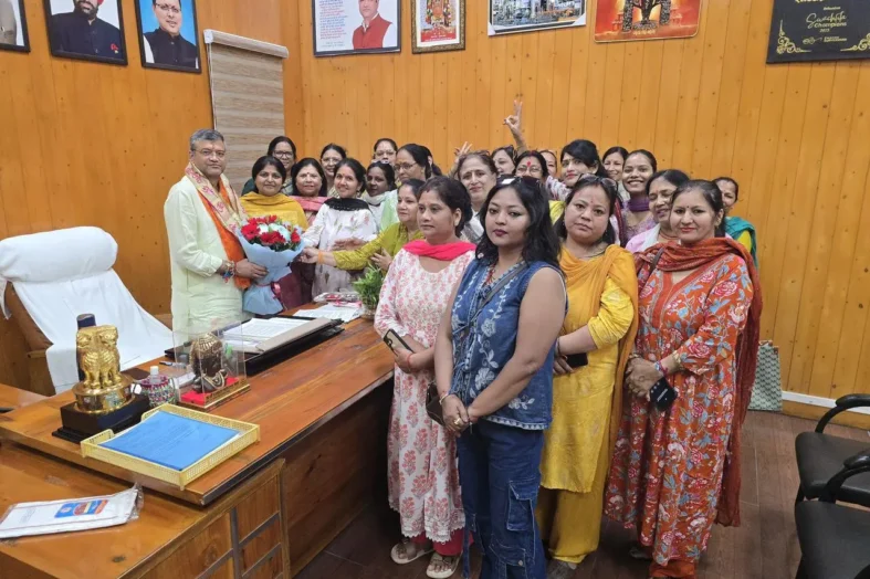 नारी सुरक्षा के लिए मेयर सौरभ थपलियाल का महिला मोर्चा ने किया आभार व्यक्त
