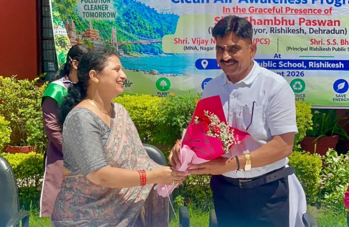प्रदूषण के खिलाफ ऋषिकेश के छात्रों की हुंकार, महापौर ने दिलाई ‘स्वच्छ हवा’ की शपथ