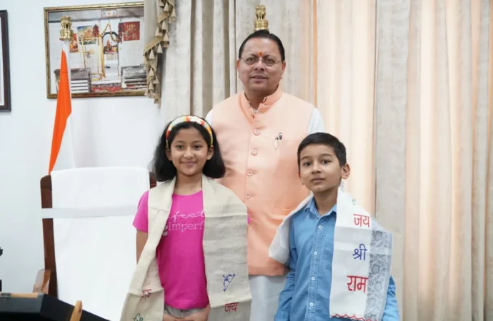 माउंट किलिमंजारो फतह करने वाले नन्हे पर्वतारोहियों से मिले सीएम धामी