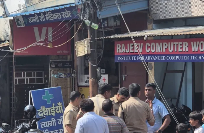 दादी के घर में जाते ही मासूम को गोद में उठाकर ले गया युवक ईदगाह रोड पर दिनदहाड़े अपहरण से मचा हड़कंप ज्वालापुर पुलिस ने शुरू की तलाश
