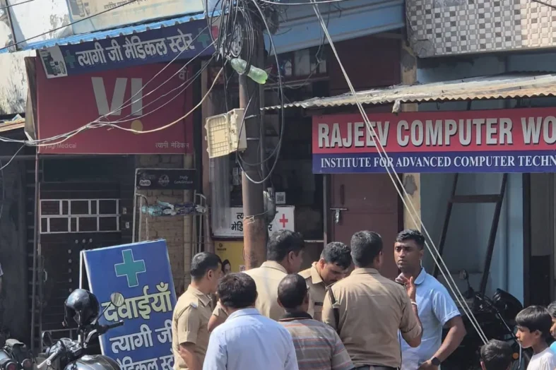 दादी के घर में जाते ही मासूम को गोद में उठाकर ले गया युवक ईदगाह रोड पर दिनदहाड़े अपहरण से मचा हड़कंप ज्वालापुर पुलिस ने शुरू की तलाश