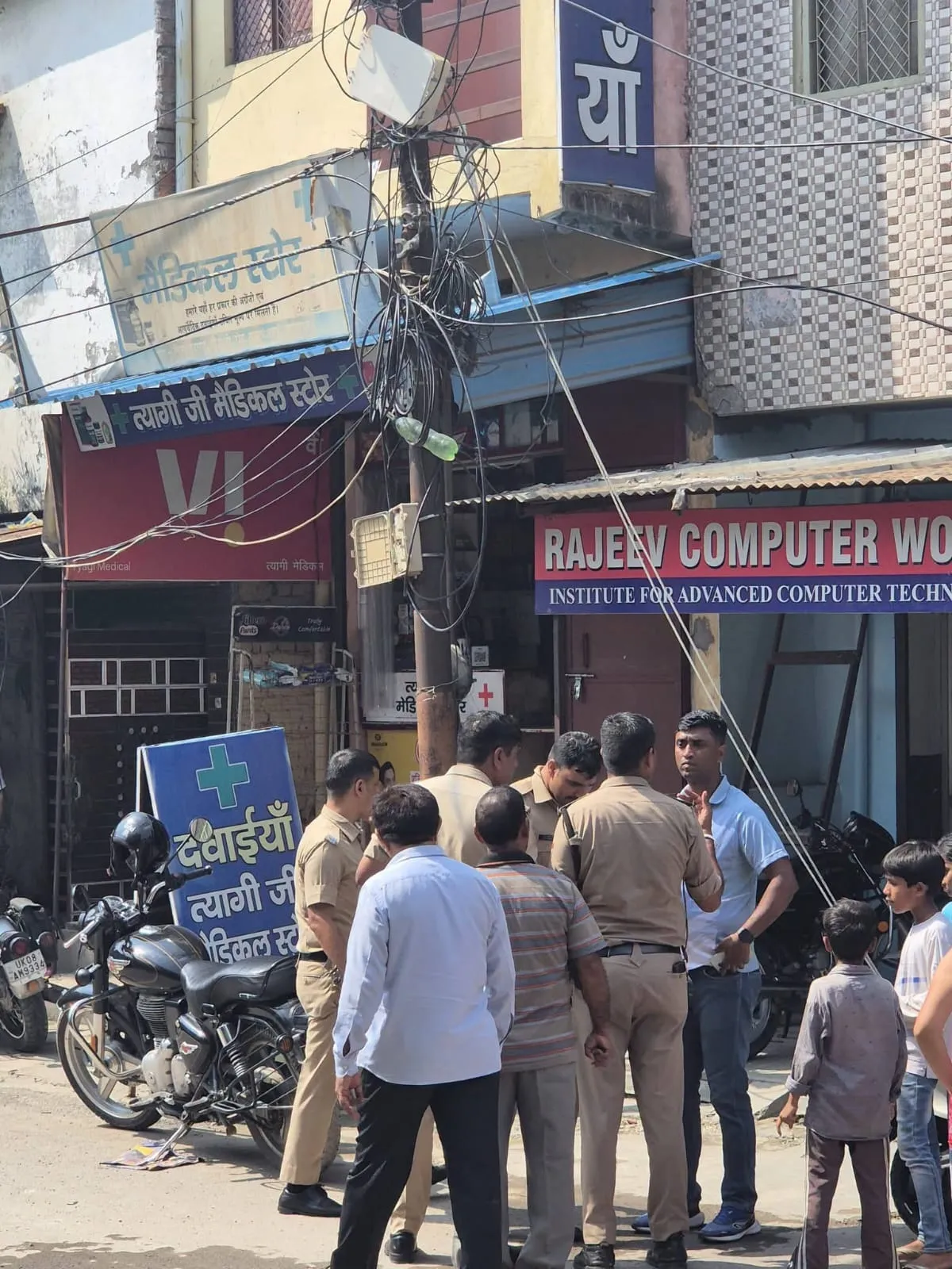दादी के घर में जाते ही मासूम को गोद में उठाकर ले गया युवक ईदगाह रोड पर दिनदहाड़े अपहरण से मचा हड़कंप ज्वालापुर पुलिस ने शुरू की तलाश