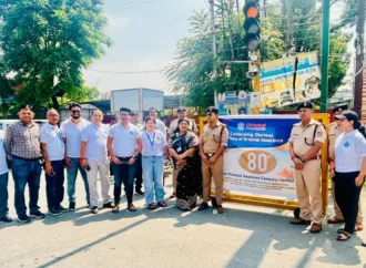 एसएसपी दून के निर्देश पर सड़क सुरक्षा को लेकर पुलिस का जागरूकता अभियान, 100 वाहन चालकों को बांटे निशुल्क हेलमेट