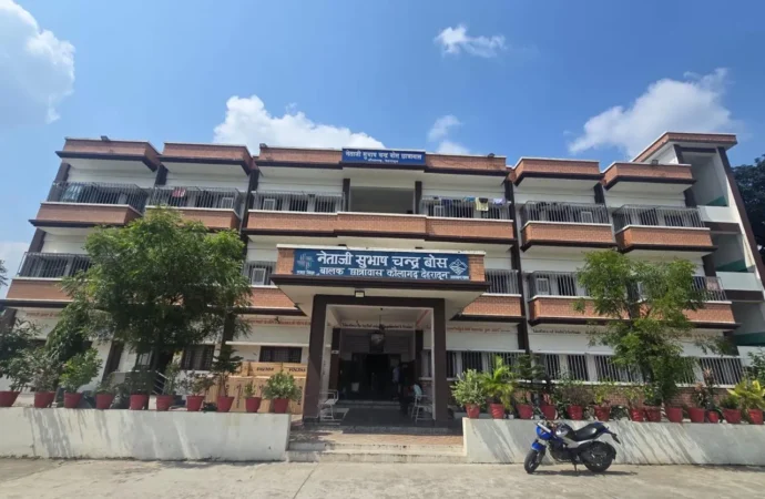 छत पर सौर ऊर्जा, कमरों में ठंडी हवा और बच्चों के सपनों को नई उड़ान