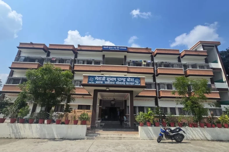 छत पर सौर ऊर्जा, कमरों में ठंडी हवा और बच्चों के सपनों को नई उड़ान