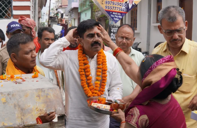 महापौर श्री शम्भू पासवान जी ने नेहरू ग्राम, वार्ड संख्या 39 में सड़क निर्माण कार्य का किया उद्घाटन।