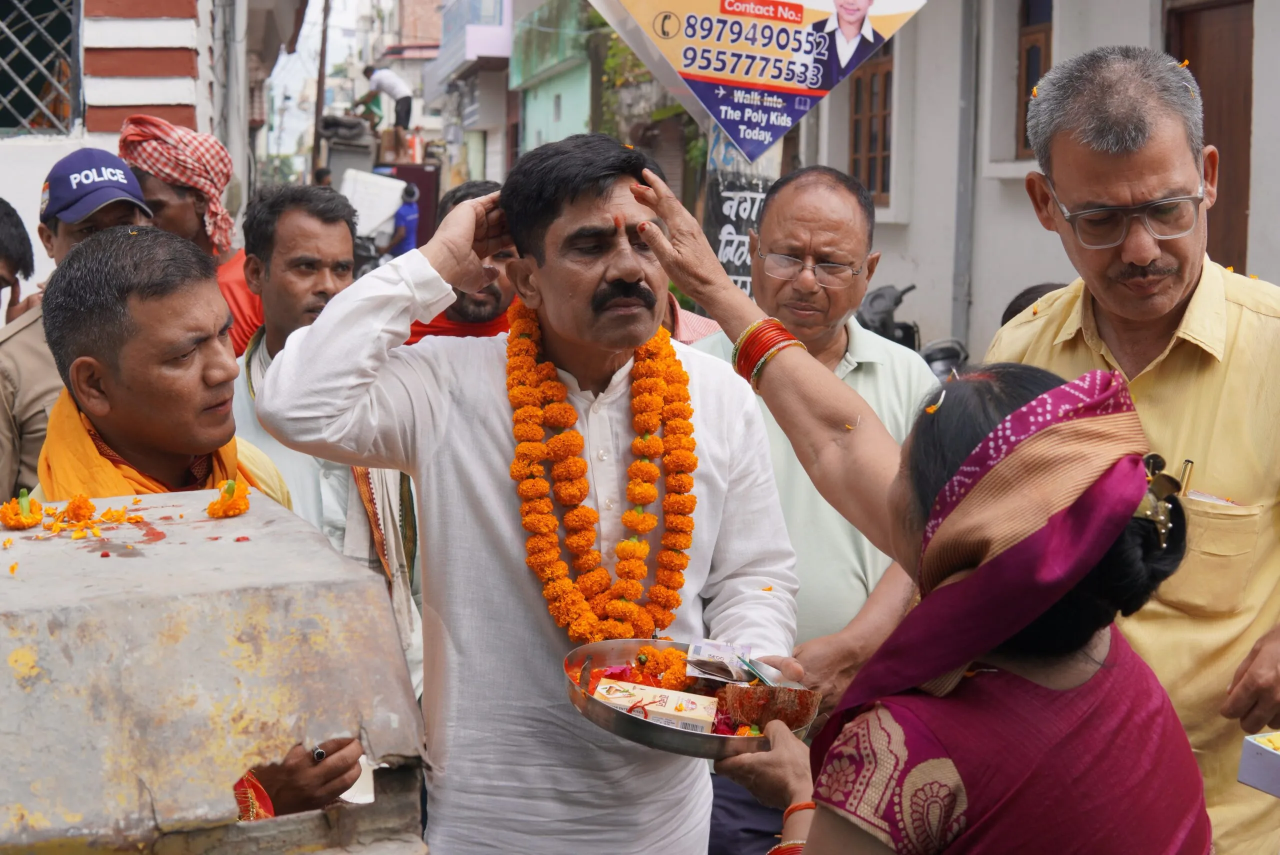 महापौर श्री शम्भू पासवान जी ने नेहरू ग्राम, वार्ड संख्या 39 में सड़क निर्माण कार्य का किया उद्घाटन।