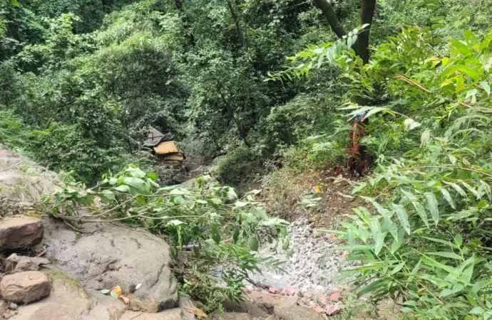 डंपर दुर्घटना के बाद लापता था चालक, गहरी खाई में मिला शव; SDRF ने किया रेस्क्यू