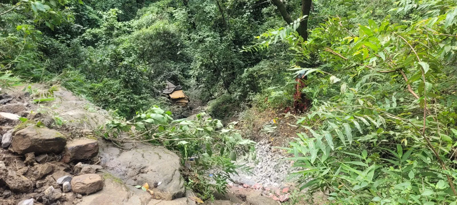 डंपर दुर्घटना के बाद लापता था चालक, गहरी खाई में मिला शव; SDRF ने किया रेस्क्यू