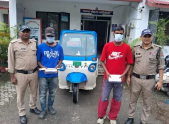 स्नेचिंग करने वाले ऑटो गैंग के दो सदस्य गिरफ्तार, दो मोबाइल और खुखरी बरामद