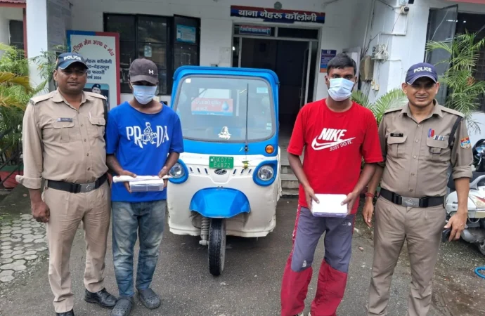 स्नेचिंग करने वाले ऑटो गैंग के दो सदस्य गिरफ्तार, दो मोबाइल और खुखरी बरामद
