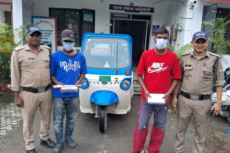 स्नेचिंग करने वाले ऑटो गैंग के दो सदस्य गिरफ्तार, दो मोबाइल और खुखरी बरामद