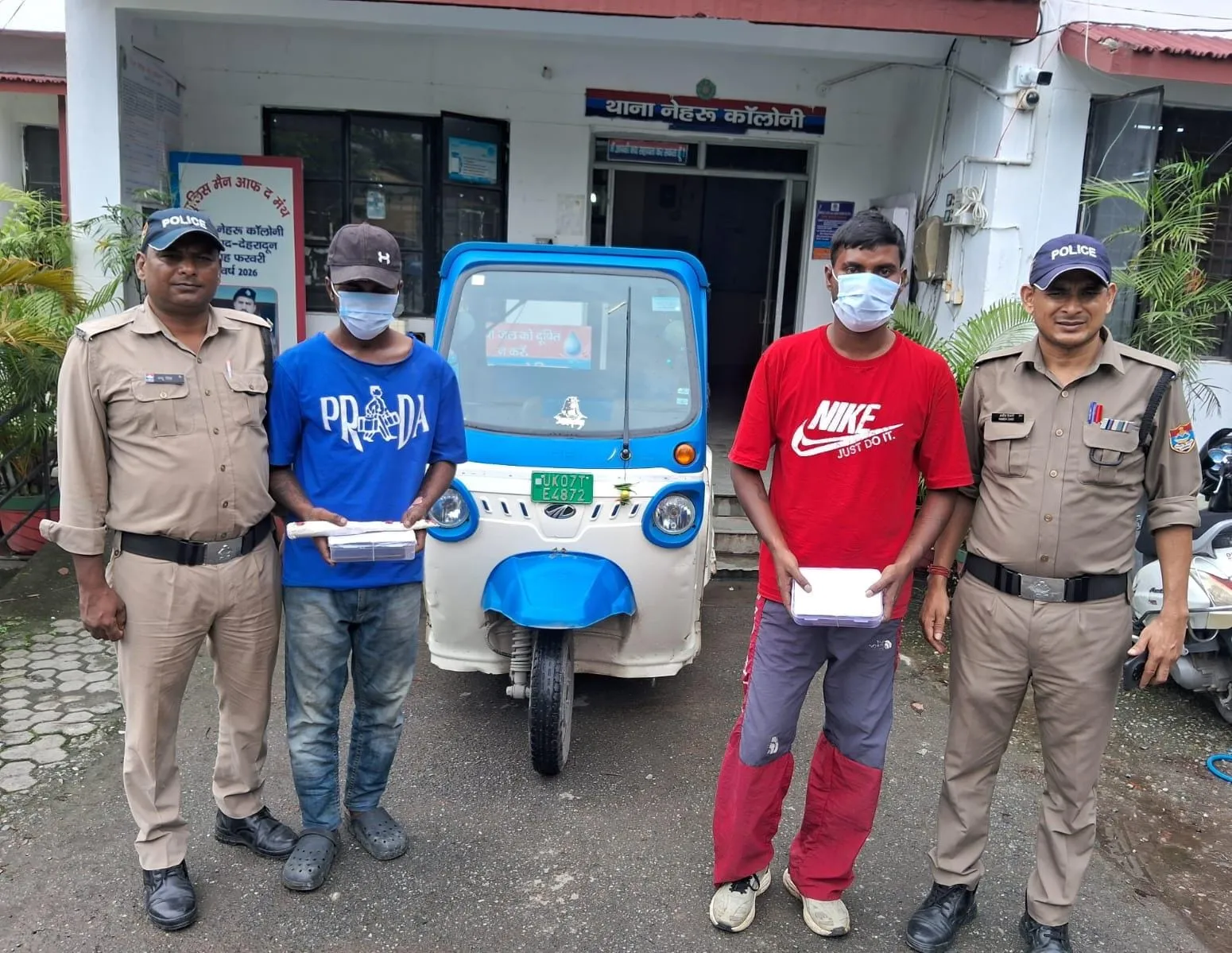 स्नेचिंग करने वाले ऑटो गैंग के दो सदस्य गिरफ्तार, दो मोबाइल और खुखरी बरामद