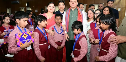 दिव्यांग बच्चों के बीच मुख्यमंत्री धामी ने मनाया जन्मदिन, बच्चों के साथ काटा केक