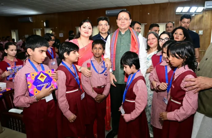 दिव्यांग बच्चों के बीच मुख्यमंत्री धामी ने मनाया जन्मदिन, बच्चों के साथ काटा केक