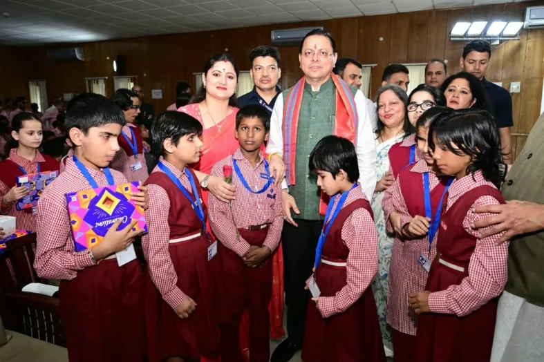 दिव्यांग बच्चों के बीच मुख्यमंत्री धामी ने मनाया जन्मदिन, बच्चों के साथ काटा केक
