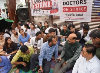 मंत्री सुबोध उनियाल ने दून अस्पताल पहुंचकर पीजी, एसआर और जेआर डॉक्टरों को दिया स्टाइपेंड बढ़ाने का भरोसा, धरना स्थगित