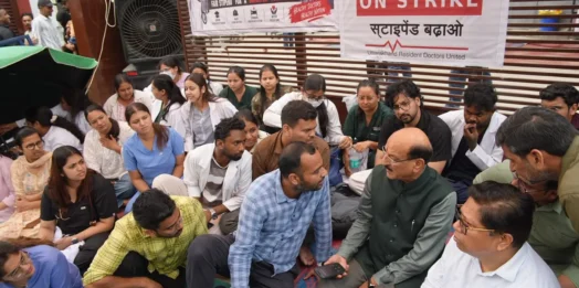 मंत्री सुबोध उनियाल ने दून अस्पताल पहुंचकर पीजी, एसआर और जेआर डॉक्टरों को दिया स्टाइपेंड बढ़ाने का भरोसा, धरना स्थगित