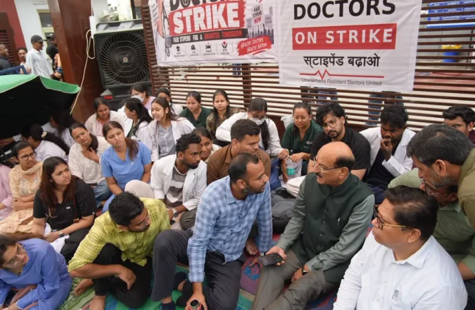 मंत्री सुबोध उनियाल ने दून अस्पताल पहुंचकर पीजी, एसआर और जेआर डॉक्टरों को दिया स्टाइपेंड बढ़ाने का भरोसा, धरना स्थगित