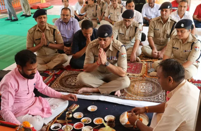 विश्वकर्मा जयंती पर एसएसपी देहरादून ने पुलिस लाइन में की पूजा-अर्चना, शस्त्रों और वाहनों का किया पूजन