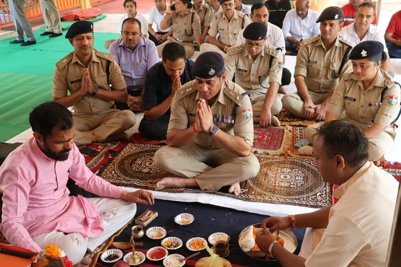 विश्वकर्मा जयंती पर एसएसपी देहरादून ने पुलिस लाइन में की पूजा-अर्चना, शस्त्रों और वाहनों का किया पूजन
