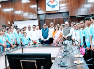 देवप्रयाग विधानसभा क्षेत्र के टॉपर विद्यार्थियों ने मुख्य सचिव से की मुलाकात