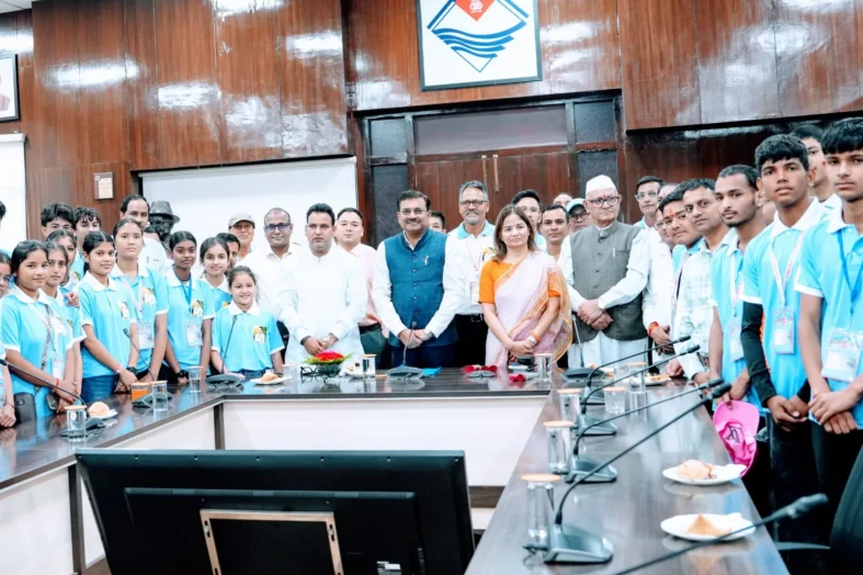 देवप्रयाग विधानसभा क्षेत्र के टॉपर विद्यार्थियों ने मुख्य सचिव से की मुलाकात