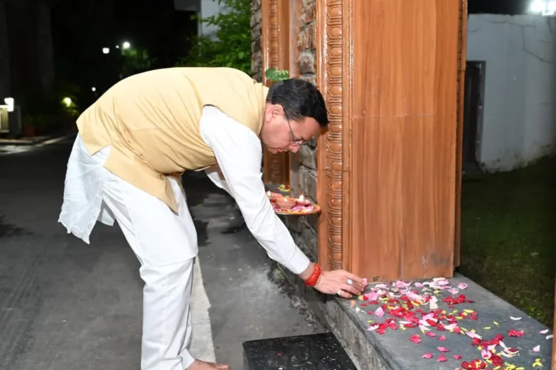 प्रधानमंत्री श्री नरेंद्र मोदी के जन्मदिवस पर मुख्यमंत्री धामी ने जलाया ‘आशीर्वाद का दीया’