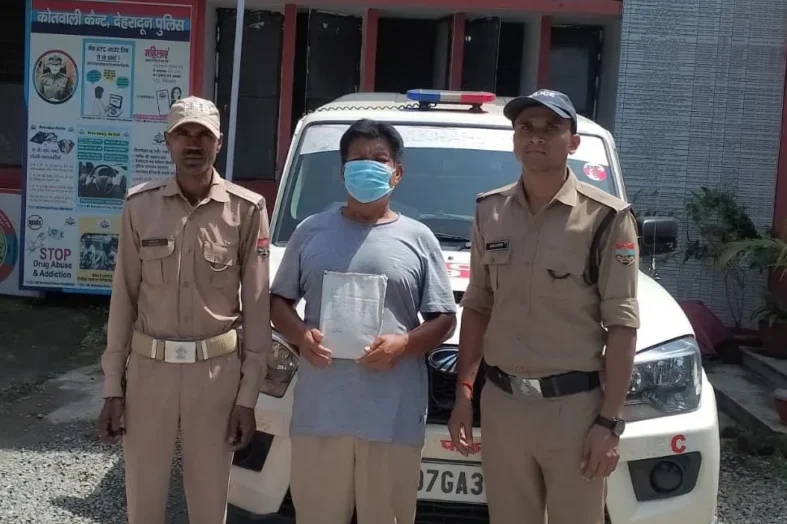 देहरादून: अवैध रूप से सट्टा खिलाने वाला 56 वर्षीय व्यक्ति गिरफ्तार, ₹4,230 की नकदी और सट्टा सामग्री बरामद