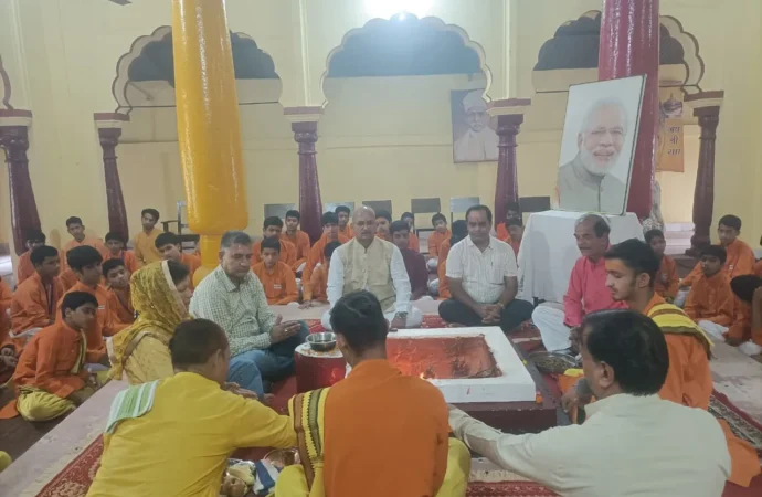 संस्कृत शिक्षा सचिव दीपक कुमार गैरोला ने यज्ञ के साथ किया ‘सेवा संकल्प अभियान’ का शुभारंभ