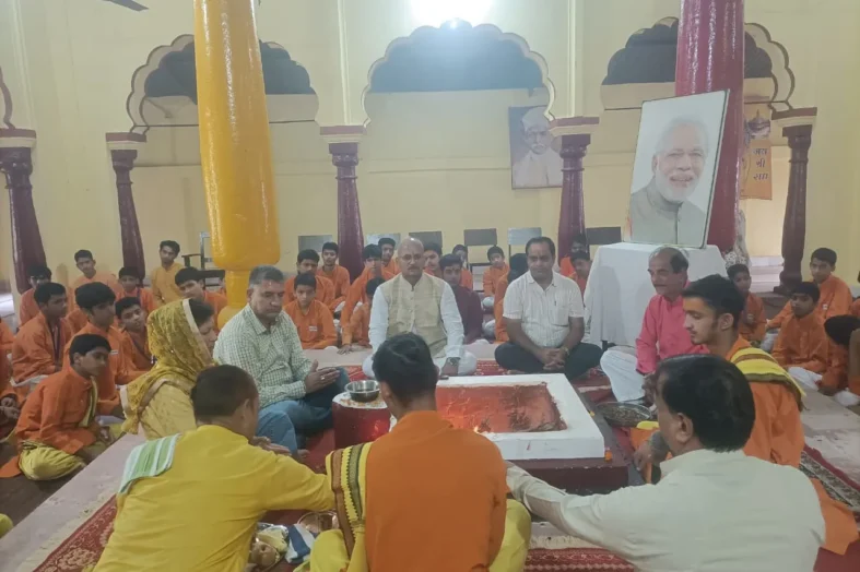 संस्कृत शिक्षा सचिव दीपक कुमार गैरोला ने यज्ञ के साथ किया ‘सेवा संकल्प अभियान’ का शुभारंभ
