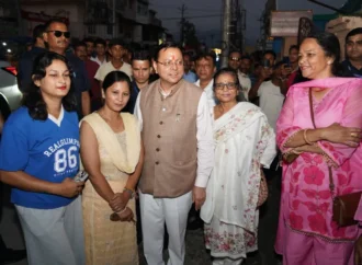 जल सृष्टि पार्क के लोकार्पण से लौटते समय सीएम धामी ने अचानक रुकवाया काफिला, बच्चों और आमजन के साथ खिंचवाईं सेल्फी