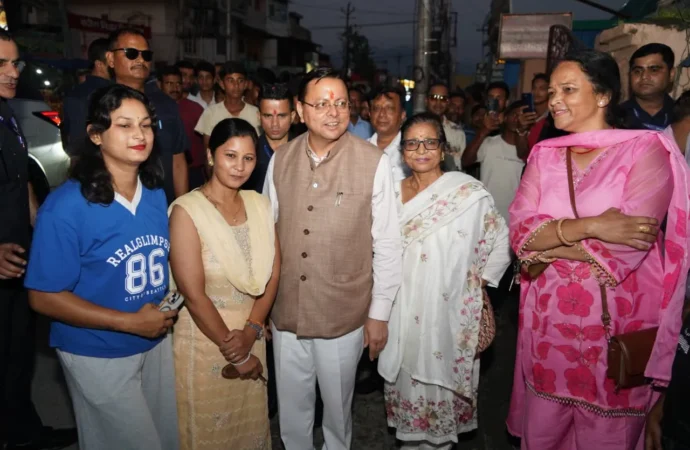 जल सृष्टि पार्क के लोकार्पण से लौटते समय सीएम धामी ने अचानक रुकवाया काफिला, बच्चों और आमजन के साथ खिंचवाईं सेल्फी