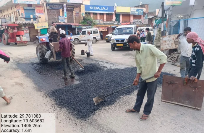 15 अक्टूबर तक गड्ढामुक्त होंगी उत्तराखंड की सड़कें, हर जिले में युद्धस्तर पर काम शुरू