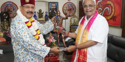 संघ के वरिष्ठ अखिल भारतीय प्रचारक भैय्याजी जोशी ने महाराज से भेंट कर उन्हें जन्मदिन की शुभकामनाएं दी