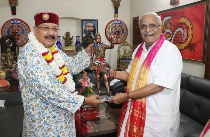 संघ के वरिष्ठ अखिल भारतीय प्रचारक भैय्याजी जोशी ने महाराज से भेंट कर उन्हें जन्मदिन की शुभकामनाएं दी